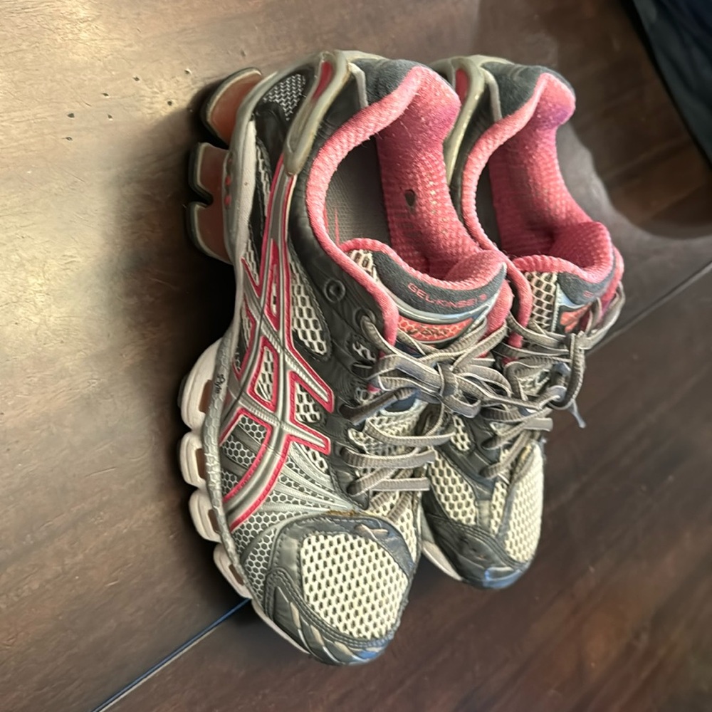 Like new women’s ASICS Gel Kinsei 3 sneakers